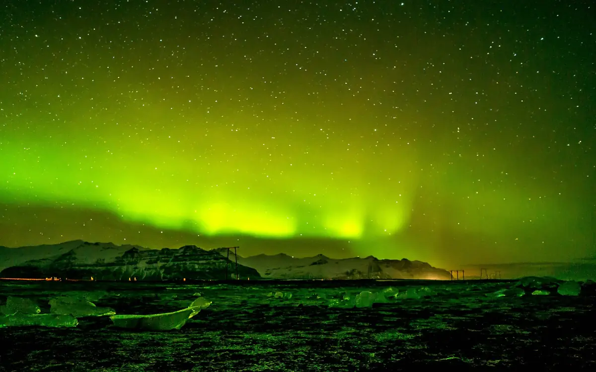 Northern lights over the ice beach at Jökulsárlón