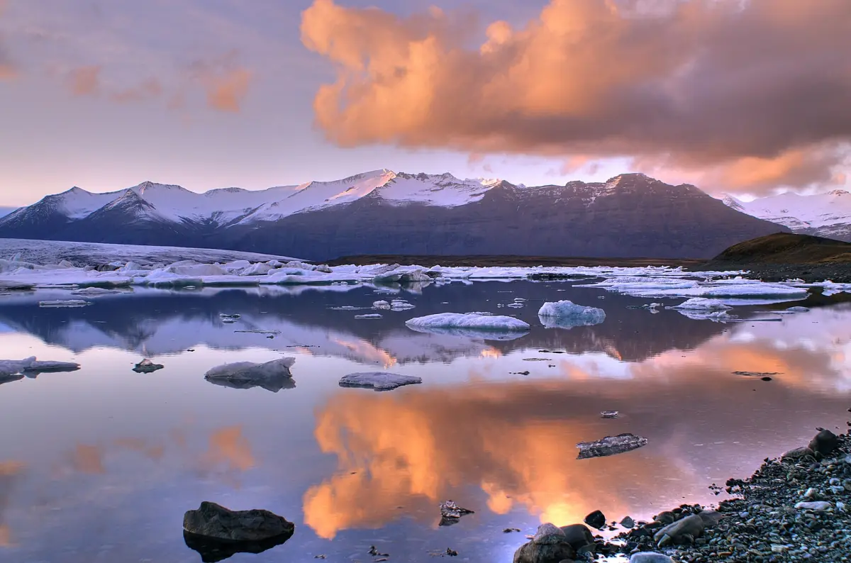 Icebergs on Jökulsárlón at dusk