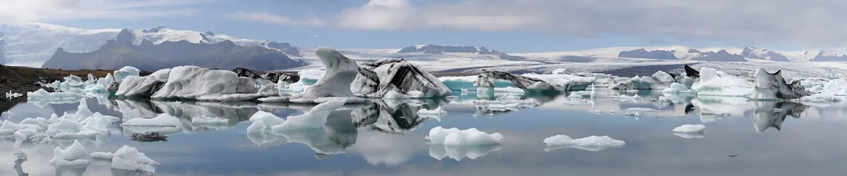 Icebergs across Jökulsárlón glacier lagoon