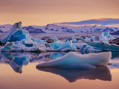 jökulsárlón under the midnight sun in iceland jökulsárlón under the midnight sun in iceland